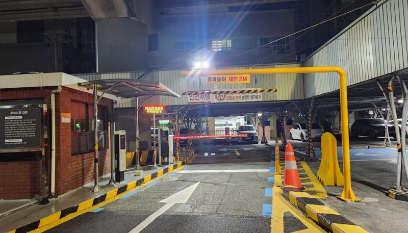본격적인 여름 휴가철 성수기를 맞아 부산시설공단이 지역 일대 공영주차장 환경정비에 나섰다. 사진은 부산도시철도 1호선 역사 공영주차장 출입구에 운전자 시야 확보를 위한 조도 개선 작업이 이뤄진 모습. 부산시설공단 제공