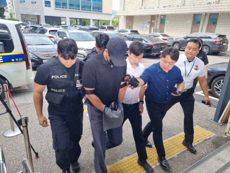 [의정부=뉴시스] 김도희 기자 = 경기 포천시의 한 아파트에 무단 침입해 수천만원의 금품을 훔쳐 달아난 지역농협 직원 A씨가 30일 오전 10시5분께 구속 전 피의자 심문(영장실질심사)을 받기 위해 법원에 출석하고 있다. 2025.07.30 kdh@newsis.com