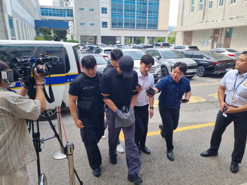 [의정부=뉴시스] 김도희 기자 = 경기 포천시의 한 아파트에 무단 침입해 수천만원의 금품을 훔쳐 달아난 지역농협 직원 A씨가 30일 오전 10시5분께 구속 전 피의자 심문(영장실질심사)을 받기 위해 법원에 출석하고 있다. 2025.07.30 kdh@newsis.com