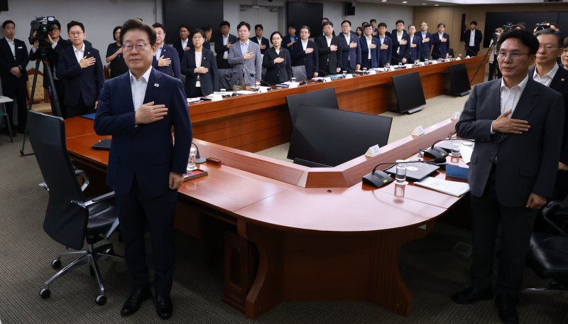 이재명 대통령, 비상경제점검 TF 회의 주재 (서울=연합뉴스) 홍해인 기자 = 이재명 대통령이 30일 서울 용산 대통령실 청사에서 열린 비상경제점검 태스크포스(TF) 3차 회의에서 국기에 경례하고 있다. 2025.7.30 hihong@yna.co.kr (끝)