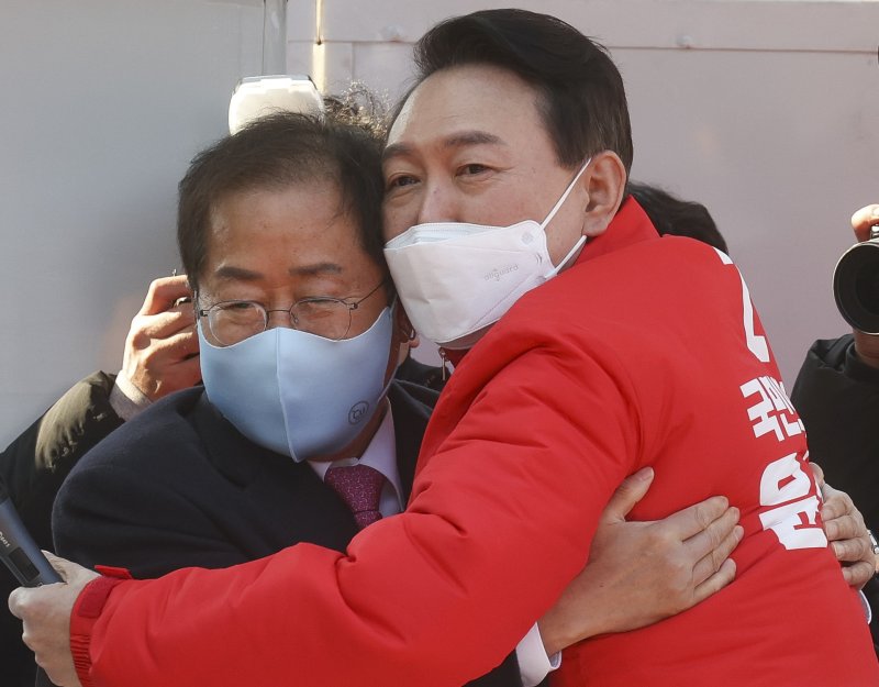 [대구=뉴시스] 전신 기자 = 윤석열 국민의힘 대선 후보가 제20대 대통령선거 공식 선거운동이 시작된 15일 대구 동대구역 광장에서 열린 선거유세에서 홍준표 의원과 포옹을 하고 있다. (공동취재사진) 2022.02.15. photo@newsis.com