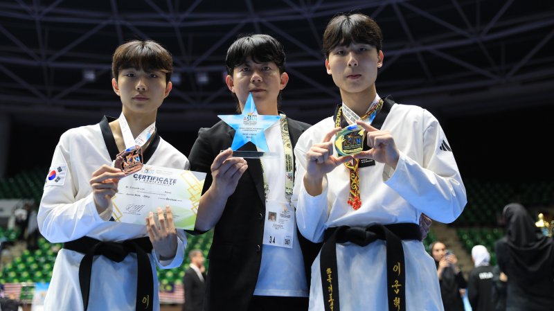 왼쪽부터 충북체육고등학교 이은석 학생과 김창현 지도자, 이준혁 학생(충북교육청 제공 재판매 및 DB금지)/뉴스1