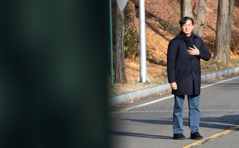 [의왕=뉴시스] 홍효식 기자 = 자녀 입시비리 혐의 등으로 징역형이 확정돼 수감되는 조국 전 조국혁신당 대표가 16일 오전 경기도 의왕시 서울구치소로 출석하고 있다. 2024.12.16. yesphoto@newsis.com