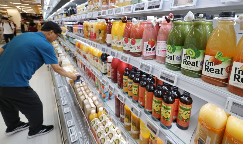 [서울=뉴시스] 권창회 기자 = 사진은 7일 서울 시내 대형마트에서 고객들이 음료를 살펴보는 모습. 2025.07.07. kch0523@newsis.com