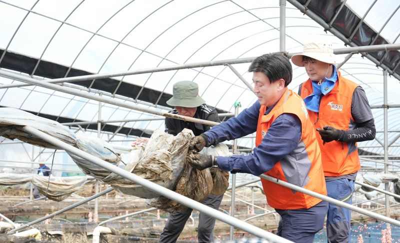 방세환 경기 광주시장이 수해 피해를 입은 가평군을 찾아 복구활동을 벌이고 있다. 광주시 제공