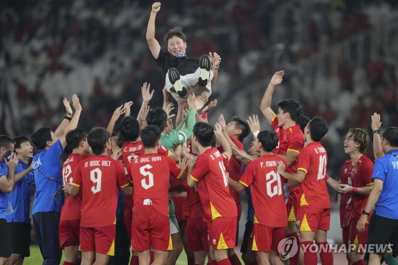 AFF U-23 챔피언십 우승 후 김상식 감독을 헹가래 치는 베트남 선수들. (출처=연합뉴스)
