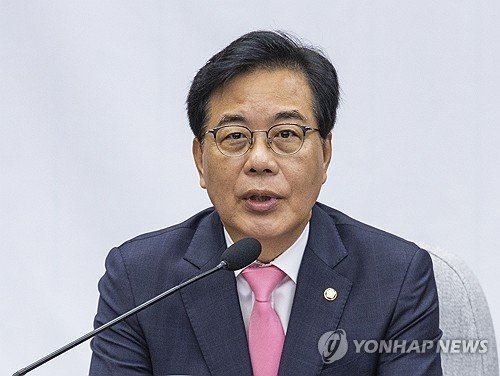 원내대책회의에서 발어나는 송언석 비대위원장 겸 원내대표 (출처=연합뉴스)