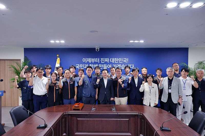 전국금융산업노동조합와 사무금융노조와 함께 지난 29일 국정기획위원회 대회의실에서 양대 노총 금융노조 간담회를 열었다. 금융노조 제공