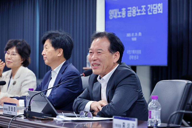 오기형 국정기획위원회 경제1분과위원(가운데)과 정태호 국정기획위원회 경제1분과위원장(오른쪽). 금융노조 제공