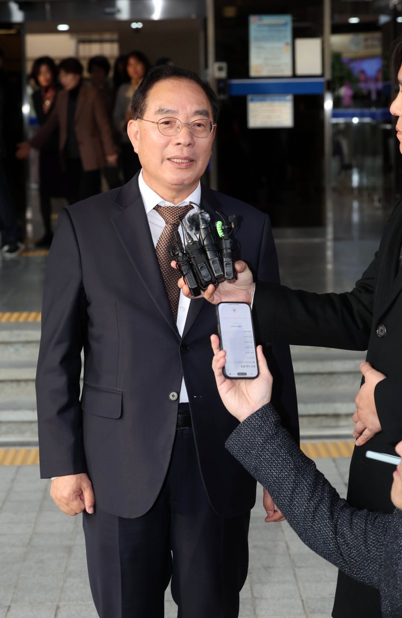 [부산=뉴시스] 하경민 기자 = 대법원에서 당선 무효형을 확정받은 하윤수 부산교육감이 12일 부산 부산진구 부산시교육청 중앙현관에서 입장을 밝히고 있다. 2024.12.12. yulnetphoto@newsis.com