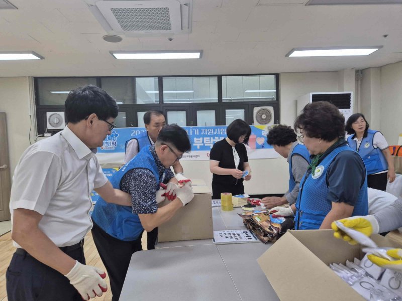 [밀양=뉴시스] 밀양시자원봉사센터 봉사자들이 희망여름 착!착!착! 키트를 만들고 있다. (사진=밀양시 제공) 2025.07.30. photo@newsis.com *재판매 및 DB 금지
