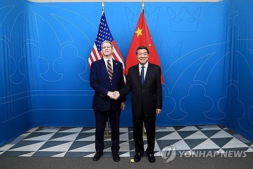 스콧 베선트 미국 재무장관(왼쪽)과 허리펑 중국 국무원 부총리 (출처=연합뉴스)