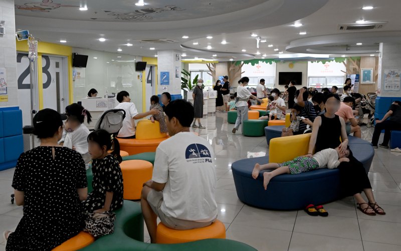 [광주=뉴시스] 김혜인 기자 = 광주 광산구 한 종합병원 소아청소년과에서 보호자가 자녀의 호흡기 질환 진료를 위해 대기하고 있다. 기사 내용과 직접적인 관련 없음. 2024.07.31. hyein0342@newsis.com