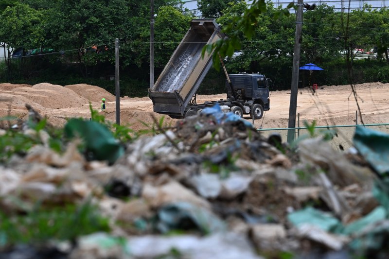 [광주=뉴시스] 쓰레기 매립지 옆 공사현장. 2024.06.20.leeyj2578@newsis.com **위 사진은 기사 내용과 무관합니다.
