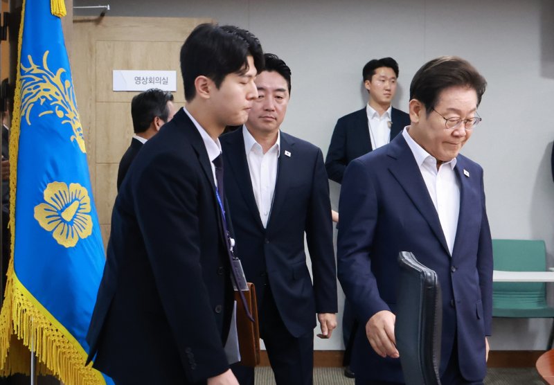[서울=뉴시스] 고범준 기자 = 이재명 대통령이 30일 서울 용산 대통령실 청사에서 열린 비상경제점검 태스크포스(TF) 3차회의에 입장하고 있다. (대통령실통신사진기자단) 2025.07.30. bjko@newsis.com