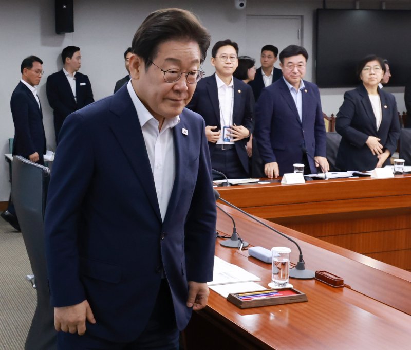 [서울=뉴시스] 고범준 기자 = 이재명 대통령이 30일 서울 용산 대통령실 청사에서 열린 비상경제점검 태스크포스(TF) 3차회의에 입장하고 있다. (대통령실통신사진기자단) 2025.07.30. bjko@newsis.com