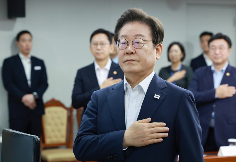 [서울=뉴시스] 고범준 기자 = 이재명 대통령이 30일 서울 용산 대통령실 청사에서 열린 비상경제점검 태스크포스(TF) 3차회의에서 국민의례를 하고 있다. (대통령실통신사진기자단) 2025.07.30. bjko@newsis.com