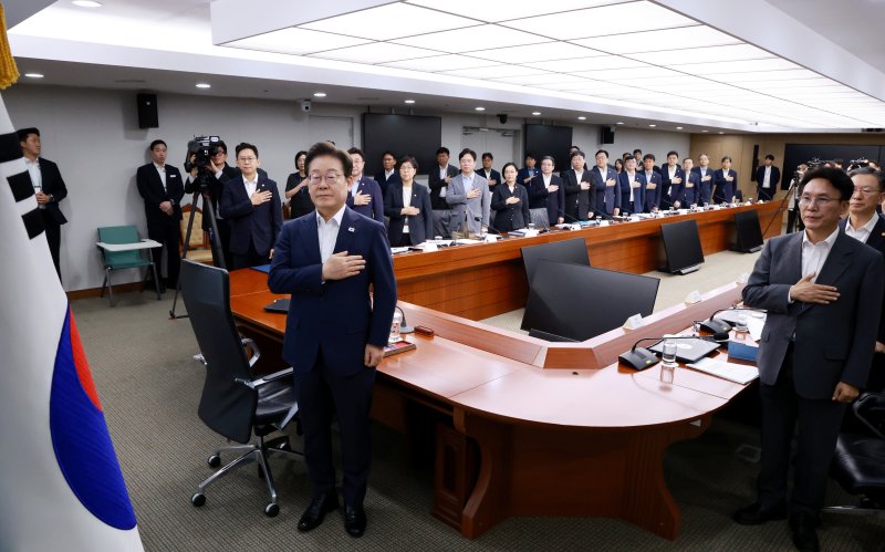 [서울=뉴시스] 고범준 기자 = 이재명 대통령이 30일 서울 용산 대통령실 청사에서 열린 비상경제점검 태스크포스(TF) 3차회의에서 국민의례를 하고 있다. (대통령실통신사진기자단) 2025.07.30. bjko@newsis.com