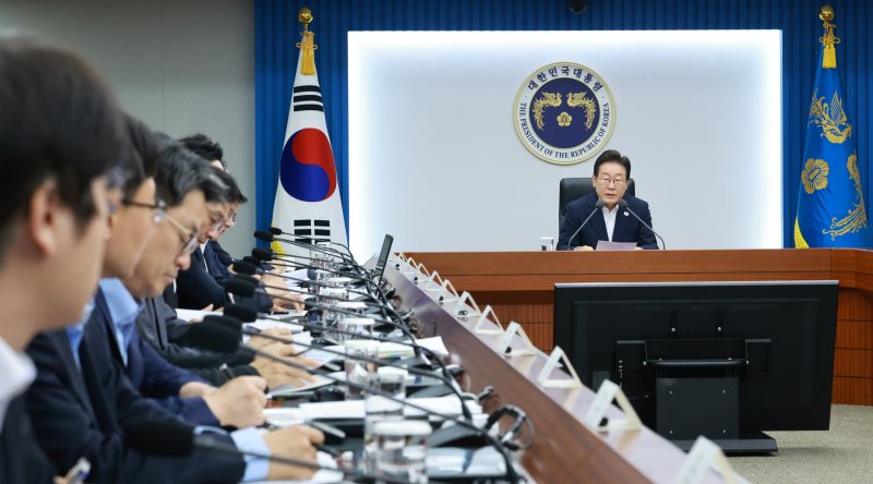 [서울=뉴시스] 고범준 기자 = 이재명 대통령이 30일 서울 용산 대통령실 청사에서 열린 비상경제점검 태스크포스(TF) 3차회의에서 발언하고 있다. (대통령실통신사진기자단) 2025.07.30. bjko@newsis.com
