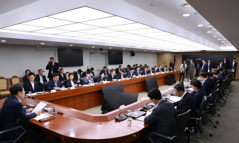 [서울=뉴시스] 고범준 기자 = 이재명 대통령이 30일 서울 용산 대통령실 청사에서 열린 비상경제점검 태스크포스(TF) 3차회의에서 발언하고 있다. (대통령실통신사진기자단) 2025.07.30. bjko@newsis.com