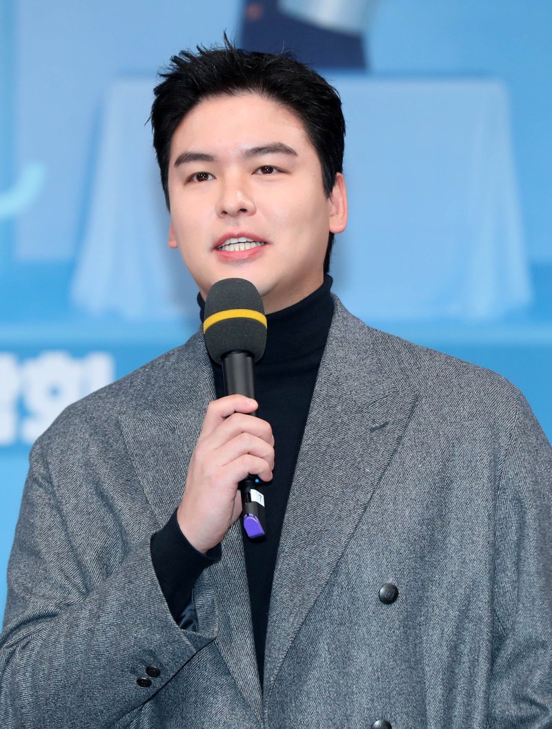 [서울=뉴시스] 김혜진 기자 = 배우 이장우가 4일 오후 서울 마포구 MBC 골든마우스홀에서 열린 MBC '나 혼자 산다' 10주년 기념 기자간담회에서 인사말을 하고 있다. 2023.12.04. jini@newsis.com