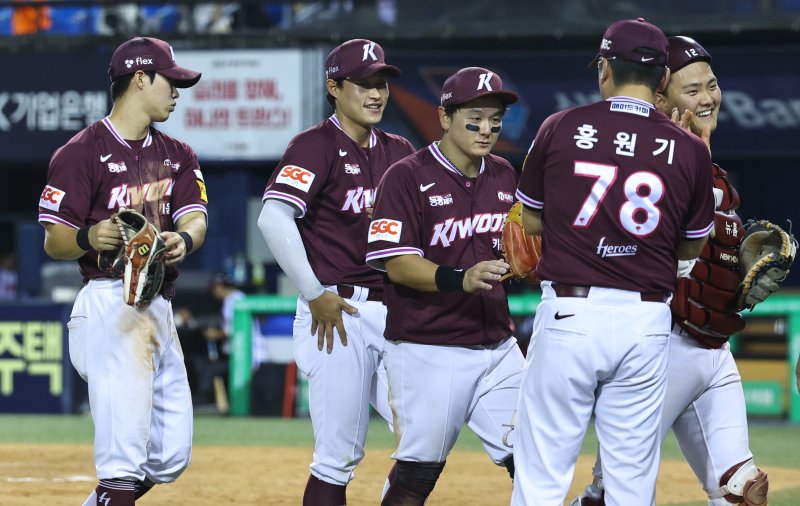 [서울=뉴시스] 최진석 기자 = 10일 서울 송파구 잠실야구장에서 열린 2025 KBO리그 키움 히어로즈와 LG 트윈스의 경기에서 4-3 승리를 따낸 키움 홍원이 감독이 선수들과 승리를 자축하고 있다. 2025.07.10. myjs@newsis.com