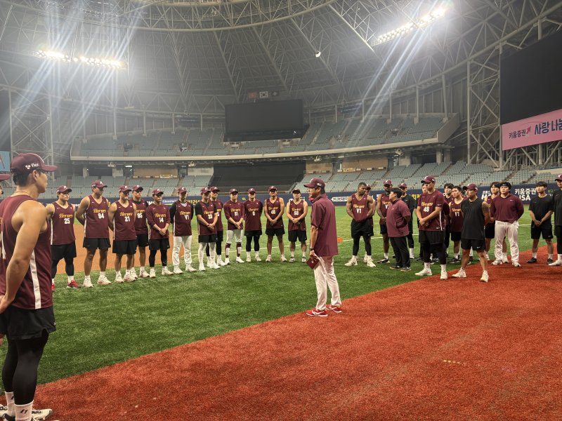 [서울=뉴시스] 신유림 기자 = 프로야구 키움 히어로즈의 설종진 감독대행이 15일 서울 고척스카이돔에서 진행된 키움 1군 선수단과 첫 인사를 나누고 있다. 2025.07.15. spicy@newsis.com *재판매 및 DB 금지