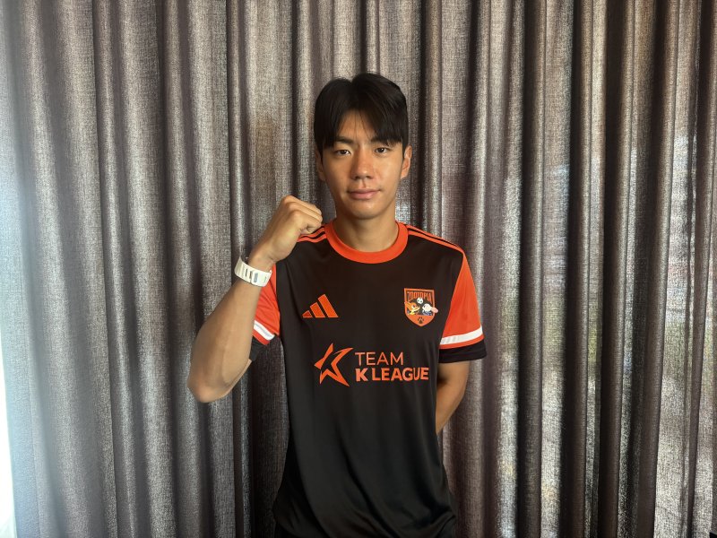 [수원=뉴시스] 프로축구 K리그 올스타격인 팀 K리그에 속한 K리그1 전북현대 공격수 전진우가 30일 오전 라마다프라자 수원호텔에서 잉글랜드 프로축구 프리미어리그(EPL) 뉴캐슬 유나이티드와의 2025 쿠팡플레이 시리즈 1경기를 앞둔 인터뷰를 진행한 뒤 포즈를 취하고 있다. 2025.07.30. wlsduq123@newsis.com
