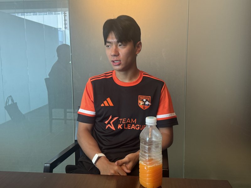 [수원=뉴시스] 프로축구 K리그 올스타격인 팀 K리그에 속한 K리그1 전북현대 공격수 전진우가 30일 오전 라마다프라자 수원호텔에서 잉글랜드 프로축구 프리미어리그(EPL) 뉴캐슬 유나이티드와의 2025 쿠팡플레이 시리즈 1경기를 앞둔 소감을 말하고 있다. 2025.07.30. wlsduq123@newsis.com