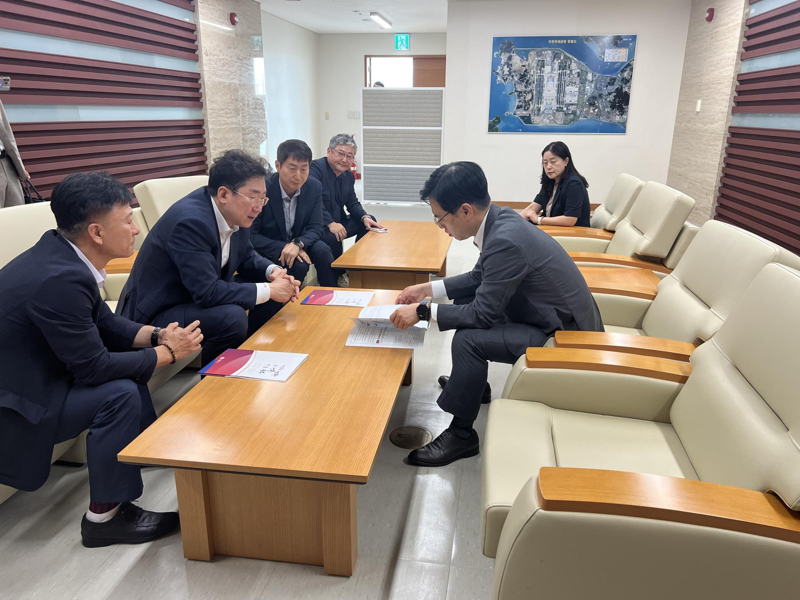 원강수 원주시장이 30일 행정안전부를 방문 김민재 차관과 면담을 갖고 국비 확보 방안 등을 논의했다. 원주시 제공