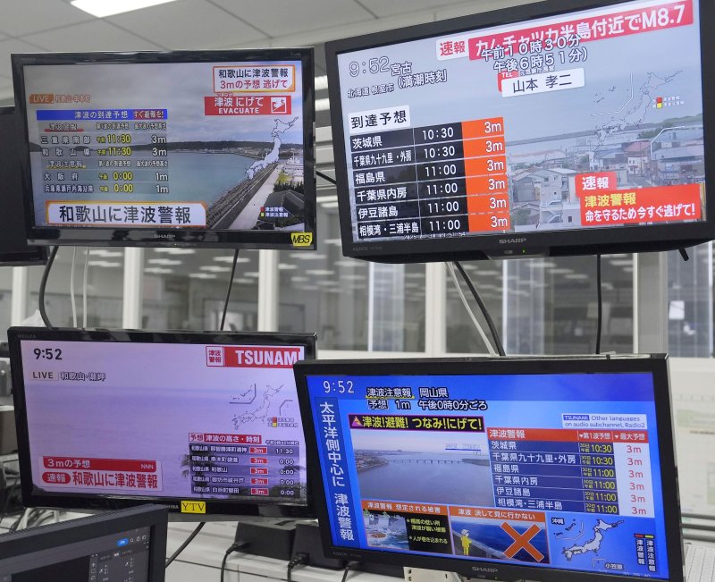 [오사카=AP/뉴시스] 29일(현지 시간) CNN에 따르면 미국 쓰나미 경보 센터는 에콰도르와 러시아 해안 지역에서 정상 수위보다 3m 이상의 파도가 발생할 가능성이 있다고 밝혔다. 또 남미, 태평양 섬 지역, 아시아 다른 해안에서도 평소보다 높은 해일이 발생할 수 있다고 예측했다. 사진은 30일(현지 시간) 러시아 캄차카반도 인근 해상에서 강진이 발생해 일본 일부 지역에 쓰나미 경보가 발령된 가운데 오사카의 TV에서 쓰나미 경보 속보를 전하고 있다. 2025.07.30.