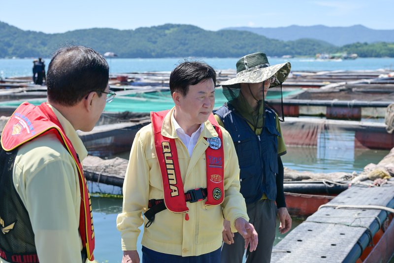 정기명 전남 여수시장이 29일 돌산읍 가두리 양식장을 찾아 폭염 예방 현장 점검을 하고 있다.(여수시 제공. 재판매 및 DB 금지)