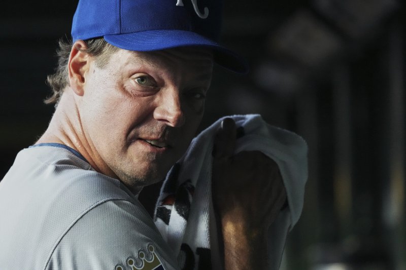 [시카고=AP/뉴시스] 메이저리그(MLB) 캔자스시티 로열스의 베테랑 좌완 리치 힐이 23일(한국 시간) 미국 일리노이주 시카고의 리글리 필드에서 열린 시카고 컵스와의 2025 MLB 원정 경기를 앞두고 더그아웃을 둘러보고 있다. 2025.07.23.