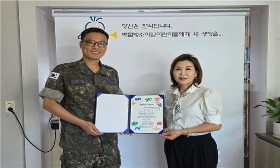 [진주=뉴시스]공군교육사령부 예하 군수1학교 이상필 상사는 가족들과 함께 모은 헌혈증을 한국백혈병소아암협회 충청지회에 기부식을 진행했다. 이 상사가 헌혈증을 직접 전달하고 있다.(사진=공군 제공).2025.07.30.photo@newsis.com *재판매 및 DB 금지