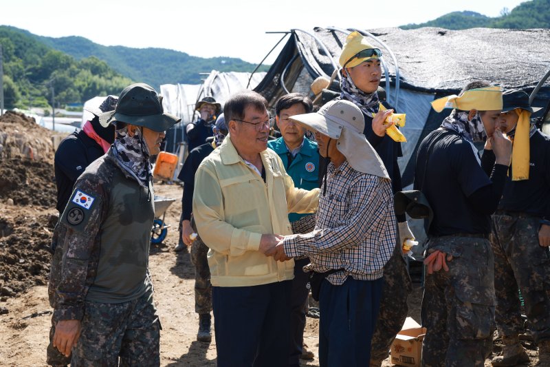 이승화 산청군수가 30일 집중 피해를 복구 중인 군 장병과 자원봉사자들을 격려하고 있다(산청군 제공. 재판매 및 DB금지).