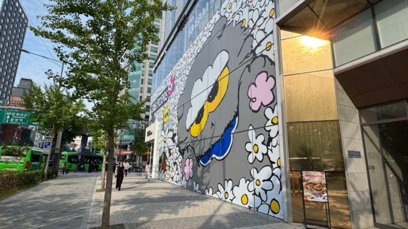 [서울=뉴시스] 윤정민 기자 = IPX(구 라인프렌즈)는 30일 서울 마포구 케이팝스퀘어 홍대점에서 지드래곤과 협업한 캐릭터 지식재산(IP) '조앤프렌즈(ZO&FRIENDS)' 팝업스토어를 열었다. 2025.07.30. alpaca@newsis.com