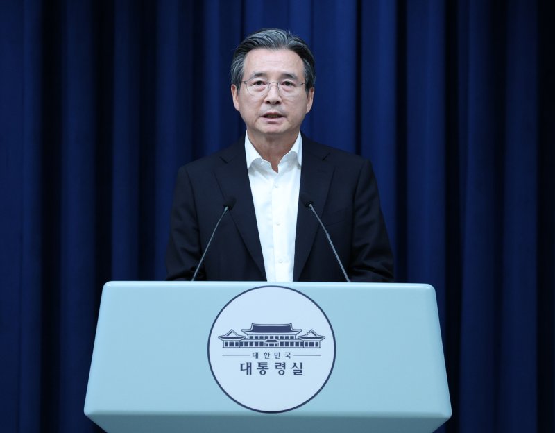 [서울=뉴시스] 고범준 기자 = 김용범 정책실장이 30일 서울 용산 대통령실 청사에서 비상경제점검TF 관련 브리핑을 하고 있다. 2025.07.30. bjko@newsis.com <저작권자ⓒ 공감언론 뉴시스통신사. 무단전재-재배포 금지.> /사진=뉴시스화상