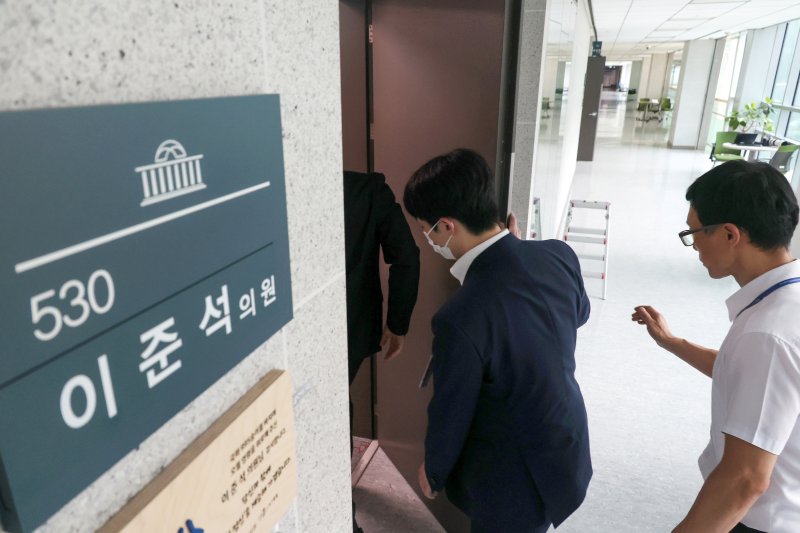 [서울=뉴시스] 조성봉 기자 = 김건희 특검이 이준석 개혁신당 대표 의원실 및 자택에 대한 압수수색에 나선 28일 오전 서울 여의도 국회 의원회관 이준석 의원실로 특검팀이 들어가고 있다. 2025.07.28. suncho21@newsis.com