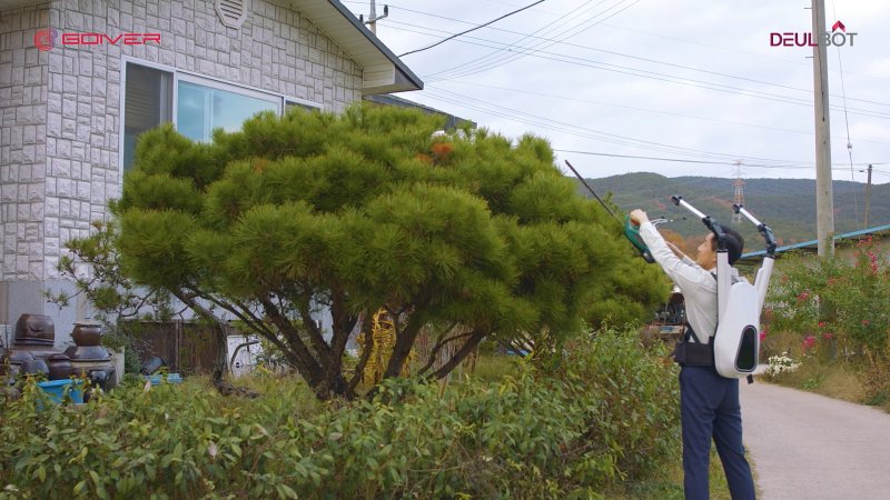 [포항=뉴시스] 송종욱 기자 = 한국로봇융합연구원(KIRO)은 농사일의 근력 부담을 획기적으로 줄이는 웨어러블 로봇 기술을 민간 기업에 이전하고, 본격적인 상용화에 나섰다. 사진은 작업자가 웨어러블 로봇 '들봇'을 이용해 가지치기 하는 모습. (사진=한국로봇융합연구원 제공) 2025.07.30. photo@newsis.com