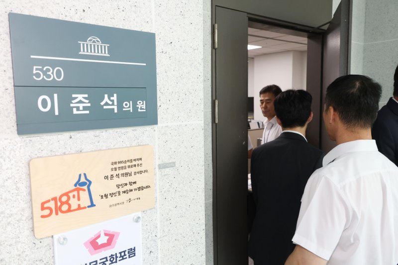 30일 오후 서울 여의도 국회 의원회관에서 김건희특검팀(특별검사 민중기)의 이준석 개혁신당 대표에 대한 압수수색 절차적 문제점과 준항고 이유에 대해 김정철 최고위원이 브리핑하고 있는 가운데 특검팀이 2차 압수수색을 위해 이 대표 의원실로 들어가고 있다. 2025.7.30/뉴스1 ⓒ News1 이광호 기자