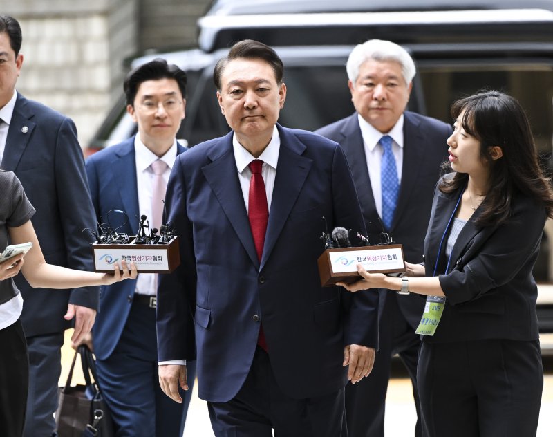 12·3 비상계엄과 관련해 특검의 수사를 받는 윤석열 전 대통령이 두 번째 구속 전 피의자심문(영장실질심사)를 받기 위해 9일 오후 서울 서초구 중앙지방법원으로 출석하고 있다. 2025.7.9/뉴스1 ⓒ News1 사진공동취재단