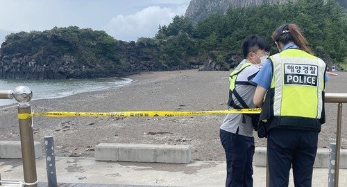 위험구역 출입통제하는 해경 (출처=연합뉴스)