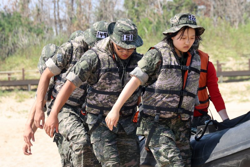 30일 경북 포항시 남구 도구해수욕장 일원에서 열린 여름 해병대 캠프에서 참가자들이 IBS(소형고무보트)를 타는 체험을 하기 위해 보트를 들고 해변으로 가고 있다. 연합뉴스