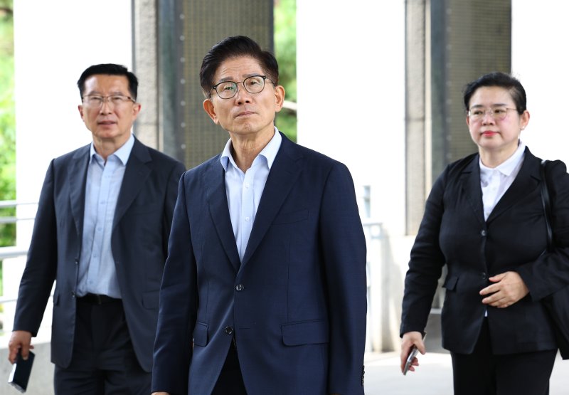 [서울=뉴시스] 최진석 기자 = 국민의힘 당대표 전당대회 출마를 선언한 김문수 전 고용노동부 장관이 30일 서울 용산 전쟁기념관을 찾아 무명용사비에 헌화를 위해 이동하고 있다. 2025.07.30. myjs@newsis.com