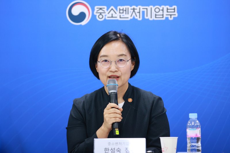 한성숙 중소벤처기업부 장관이 30일 오후 서울 종로구 소상공인시장진흥공단 서울중부센터에서 열린 '소상공인 회복과 안전망 확충을 위한 릴레이 간담회'에서 인사말을 하고 있다. 연합뉴스