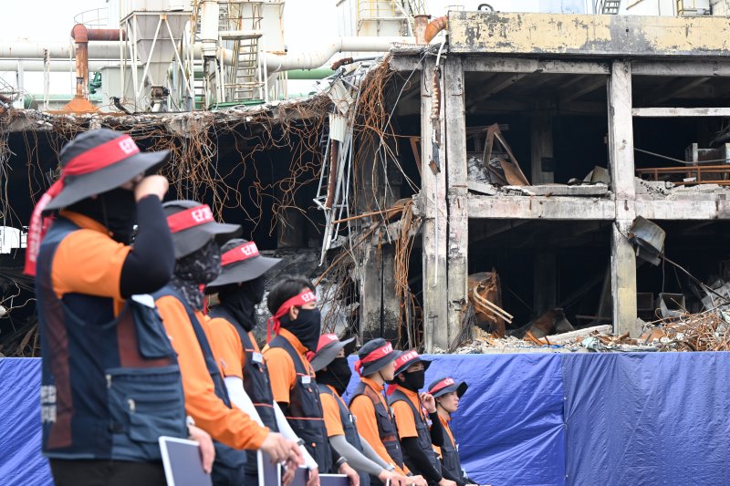 [광주=뉴시스] 박기웅 기자 = 11일 오전 광주 광산구 소촌동 금호타이어 광주공장에서 전국금속노동조합 금호타이어지회 조합원들이 결의대회를 열고 국내 공장 축소를 반대, 사측의 신공장 건설 방안 제시를 촉구하고 있다. 2025.07.11. pboxer@newsis.com