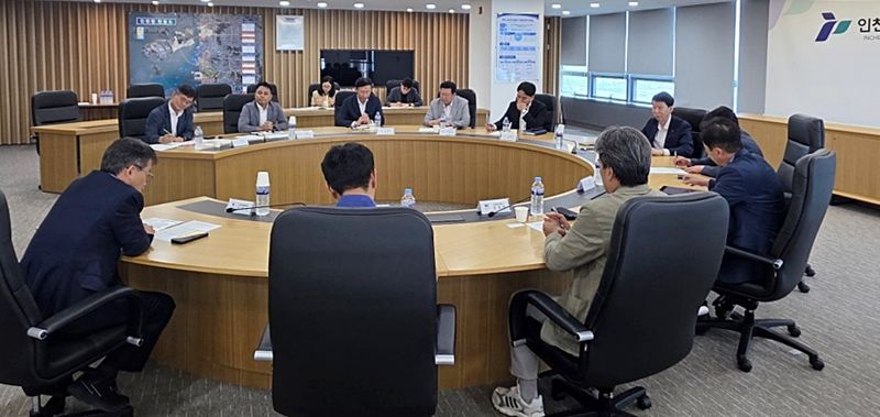 최근 지속적으로 감소하고 있는 인천항 벌크화물의 물동량 회복을 위해 30일 인천항 관계자들이 협력 방안을 논의했다. 인천항만공사 제공.