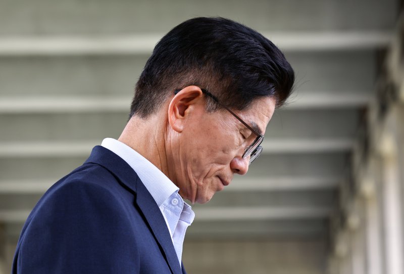 [서울=뉴시스] 최진석 기자 = 국민의힘 당대표 전당대회 출마를 선언한 김문수 전 고용노동부 장관이 30일 서울 용산 전쟁기념관을 찾아 무명용사비에 헌화 후 묵념하고 있다. 2025.07.30. myjs@newsis.com