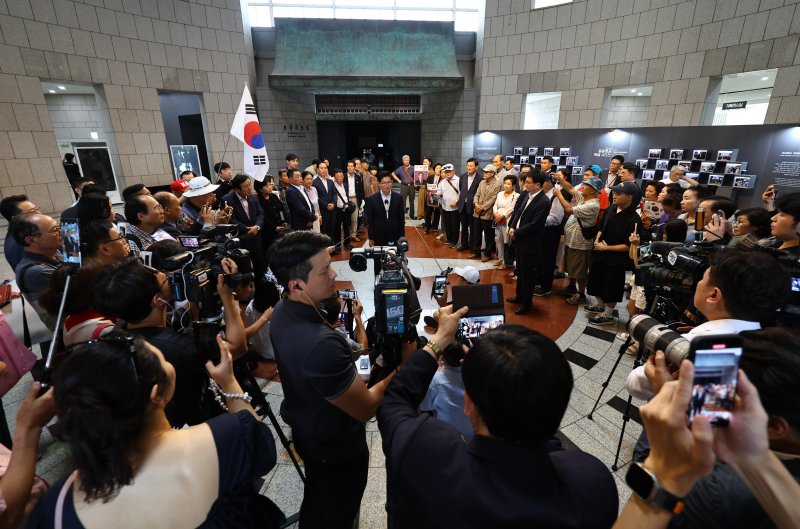 [서울=뉴시스] 최진석 기자 = 국민의힘 당대표 전당대회 출마를 선언한 김문수 전 고용노동부 장관이 30일 서울 용산 전쟁기념관을 찾아 참전용사비 헌화 및 관람을 마친 후 발언하고 있다. 2025.07.30. myjs@newsis.com