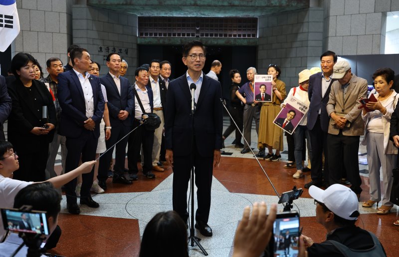 [서울=뉴시스] 최진석 기자 = 국민의힘 당대표 전당대회 출마를 선언한 김문수 전 고용노동부 장관이 30일 서울 용산 전쟁기념관을 찾아 참전용사비 헌화 및 관람을 마친 후 발언하고 있다. 2025.07.30. myjs@newsis.com